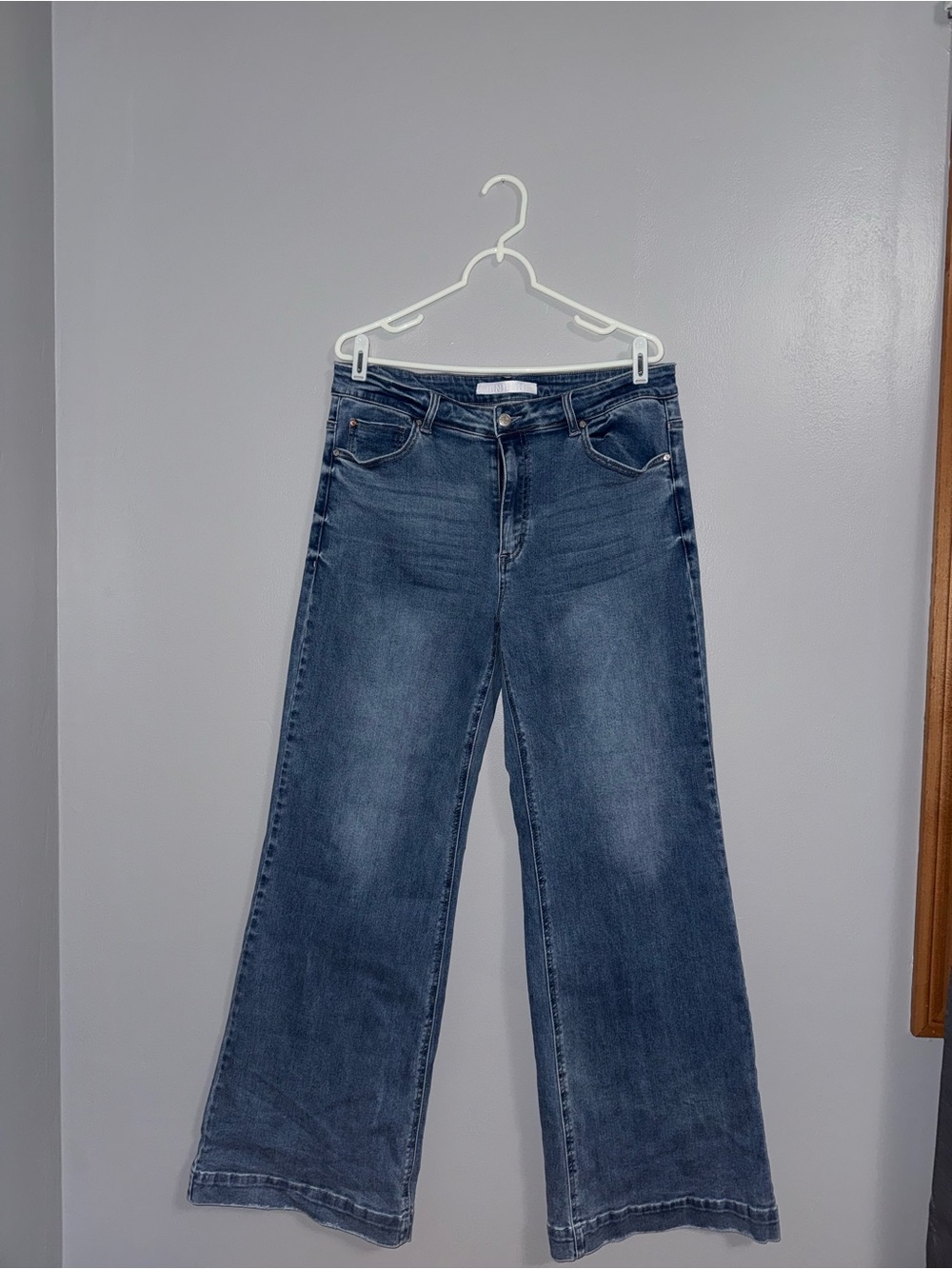 Women's Wide-Leg Jeans in Medium Blue